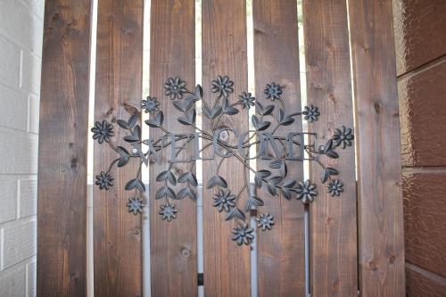 una porta in legno con un design floreale di - F,J Forest Zao - Zao Sansuien - Gaia Resort - Vacation STAY 54193v a To-katta