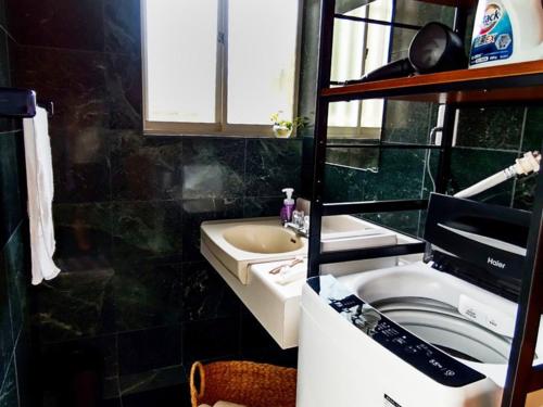 伊東市にあるLimone - Vacation STAY 76261vの小さなバスルーム(シンク、トイレ、シンク付)