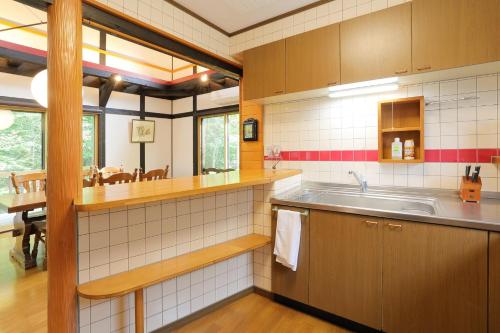una cucina con lavandino e una sala da pranzo di U pause - Rental villa with natural hot spring - Vacation STAY 54202v a To-katta