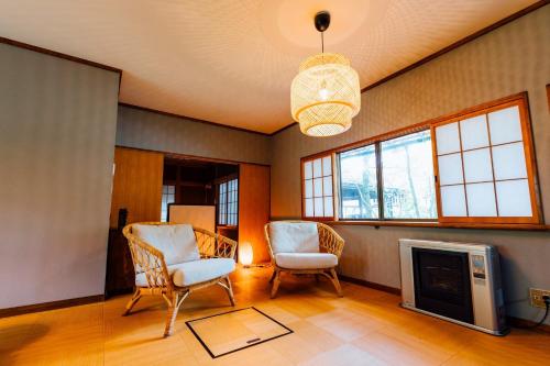 a living room with two chairs and a television at Ikkokukan - Vacation STAY 54272v in To-katta