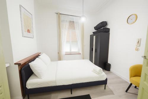 a small bedroom with a bed and a window at cosy studio hydraulique in Brussels