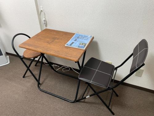 d'une petite table et d'une chaise avec un ordinateur portable. dans l'établissement Room 305 Aruter Hotel Sapporo 10-minute walk from Sapporo Station Japanese modern room - Vacation STAY 18410, à Sapporo