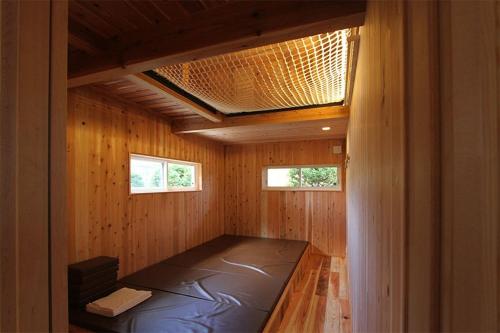 ein Zimmer mit einem Bett in einem Holzhaus in der Unterkunft Kitakaruizawa Sweet Grass - Vacation STAY 61671v in Kita-karuizawa