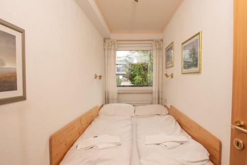 una cama en una habitación con ventana en Haus Elisabeth Top 108, en Krimml
