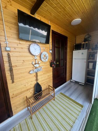 una stanza con una parete in legno e un orologio di Casa pe lac Bicaz a Bicaz