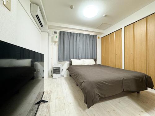 a bedroom with a large bed and a window at Meteoru Kitamaruyama - Vacation STAY 17560 in Sapporo