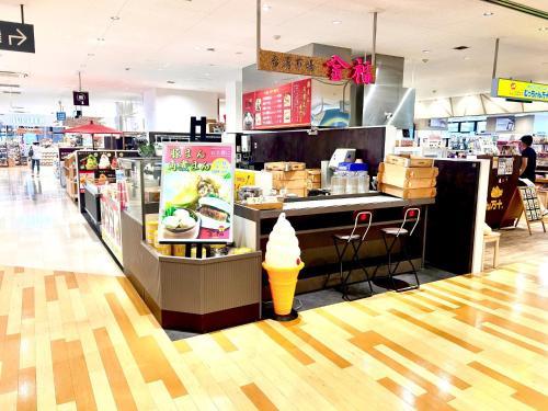 北九州市にあるOrio Heights 208 - Vacation STAY 85278vのアイスクリームカウンターのあるファーストフード店