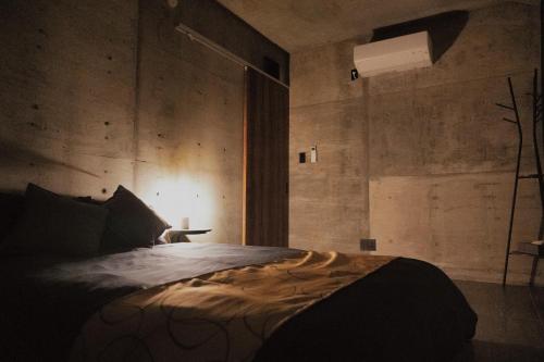 a bedroom with a bed in a room at RYUKYU BREEZE No,1, No,2, No,3, No,4 - Vacation STAY 91466v in Nago