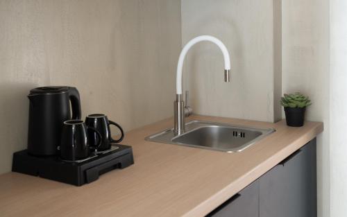 アテネにあるGnamma Hotelのキッチン(シンク、コーヒーメーカー付)
