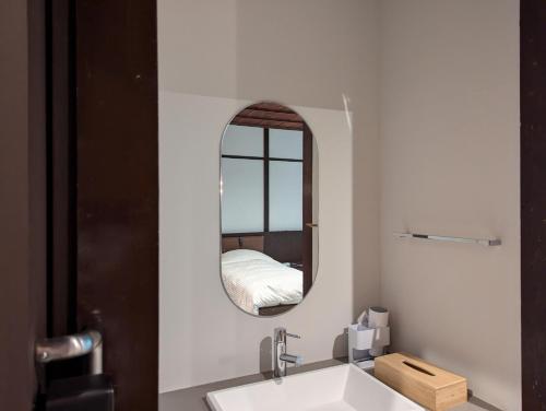 大津市にあるguesthouseKinari - Vacation STAY 99387vの洗面台と鏡のあるバスルーム