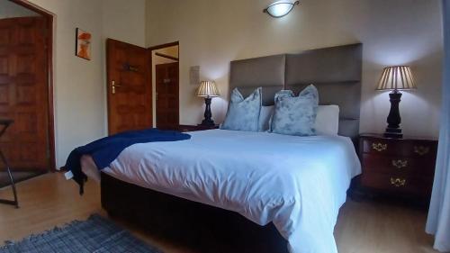 Ένα ή περισσότερα κρεβάτια σε δωμάτιο στο Hoopoe Haven Guest House