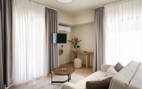 アテネにあるGnamma Hotelのソファとテーブルのあるリビングルーム