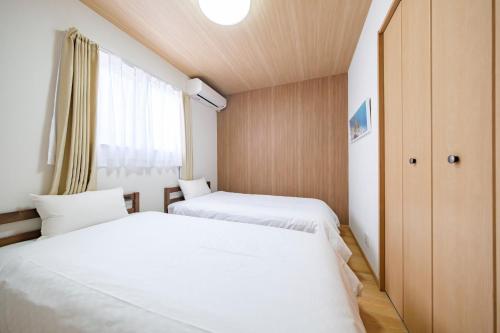 宮古島にあるBLUESOLARE Reef - Vacation STAY 14165vの窓のある小さな部屋にベッドが2つある