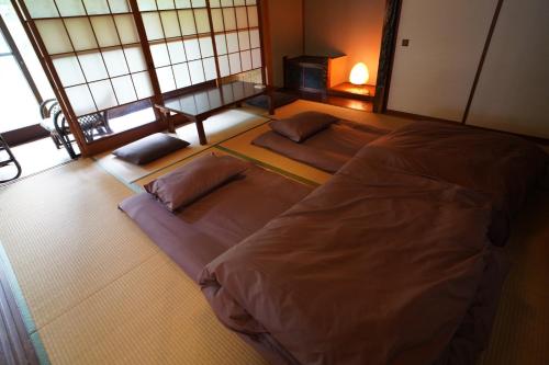 伊豆市にあるKotonohasya - Vacation STAY 23629vの窓のある部屋にベッドが2つある