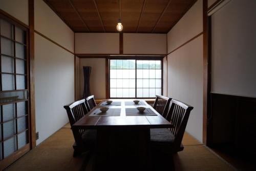 伊豆市にあるKotonohasya - Vacation STAY 23629vのテーブル、椅子、窓が備わる客室です。