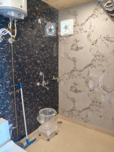 a bathroom with a black and white wall at Kanatal Majestic Resort by RIHS in Kanatal