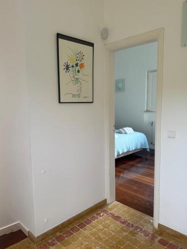 a room with a white wall with a picture on the wall at Villa das Oliveiras in Sintra