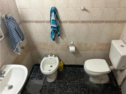 ein Bad mit einem WC, einem Bidet und einem Waschbecken in der Unterkunft Casalinda in Ciudadela