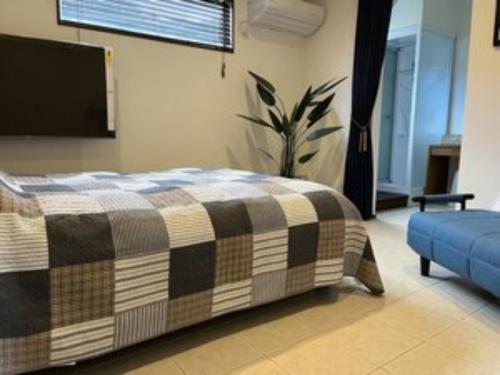a bedroom with a bed and a tv and a couch at Onomichi Villa Ayah - Vacation STAY 53602v in Onomichi