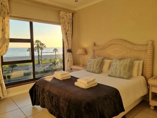 Ένα ή περισσότερα κρεβάτια σε δωμάτιο στο Flat 9, Beachfront 2 Bedroom with Sea View for 4
