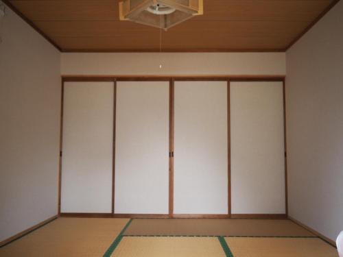 an empty room with white walls and a ceiling at Tabibito no yado Nakone - Vacation STAY 40696v in Miyoshi