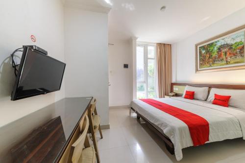 TV o dispositivi per l'intrattenimento presso RedDoorz at Bali Kepundung Denpasar
