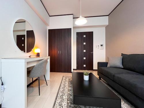 ein Wohnzimmer mit Sofa und Tisch in der Unterkunft Lion Heiwa Odori - Vacation STAY 18062 in Hiroshima