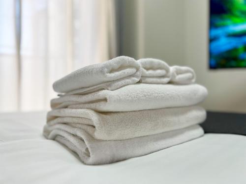 ein Stapel weißer Handtücher auf einem Tisch in der Unterkunft Lion Heiwa Odori - Vacation STAY 17952 in Hiroshima