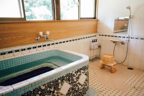 KasumigauraにあるGuesthouse Kominka Eguchiya - Vacation STAY 49007vのバスタブとトイレ付きのバスルーム