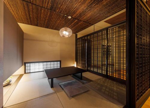 a dining room with a table and a wall of windows at villa-rizo Yamada - Vacation STAY 47919v in Takayama