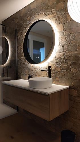 a bathroom with a sink and a mirror at Casa Alto Horizonte in Estorãos