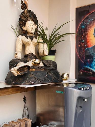 a statue of a woman sitting on top of a microwave at BioBenessere Eco-B&B -Adults Only- Moto&Bike Parking in Arezzo