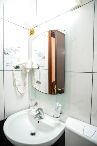 a bathroom with a sink and a mirror at Hotel Astoria in Mamaia