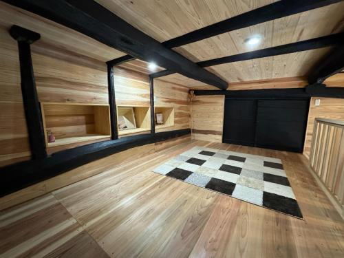 Cette chambre est dotée d'un sol en damier et de plafonds en bois. dans l'établissement Kominka Tsuruginoyado Yu - Vacation STAY 60931v, à Kirikoshi