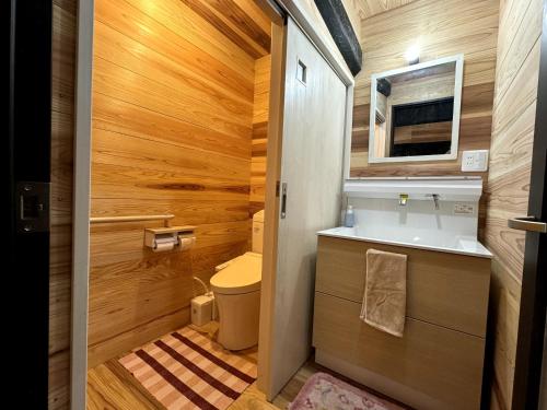 une petite salle de bain avec un lavabo et des toilettes dans l'établissement Kominka Tsuruginoyado Yu - Vacation STAY 60931v, à Kirikoshi
