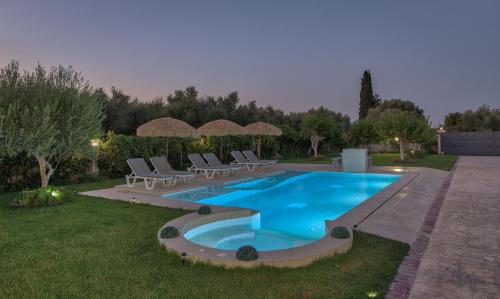 une piscine dans une cour avec des chaises autour dans l'établissement Vanesa Villa Retreat, 2BR with Lush Outdoor Oasis by Villa Mana Gers, à Romírion