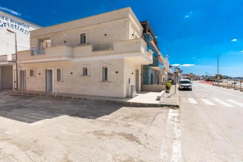 a building sitting on the side of a street at Miramare by BarbarHouse in Torre Ovo
