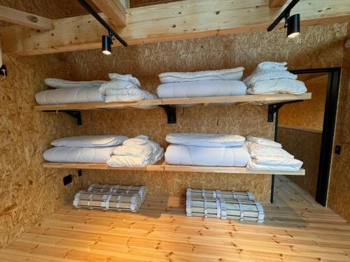una stanza con quattro scaffali pieni di materassi di BRB Kamakura Hase - Vacation STAY 71585v a Kamakura