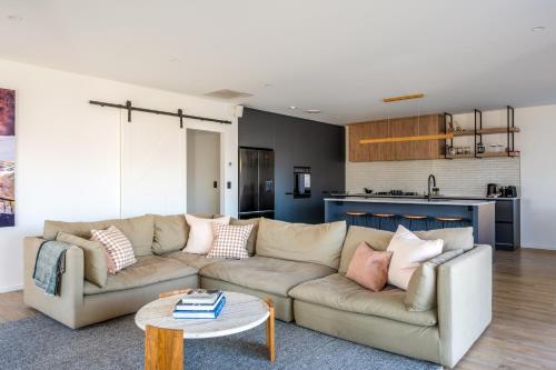 O bucătărie sau chicinetă la Peaks and Pines Wanaka