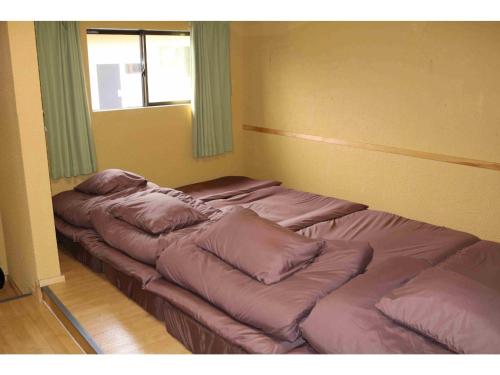 3 matelas placés dans une chambre avec fenêtre dans l'établissement SUNSEA COTTAGE - Vacation STAY 82139v, à Tagawa