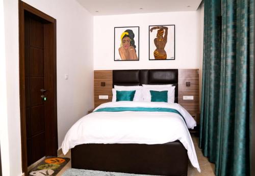 Una cama o camas en una habitación de Borelie Guest House