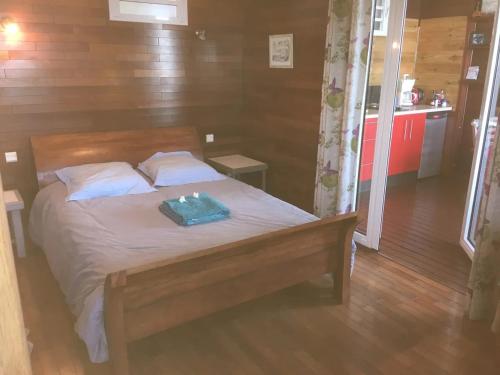 a bedroom with a bed with a blue towel on it at Appartement convivial avec vue sur la mer in Les Avirons