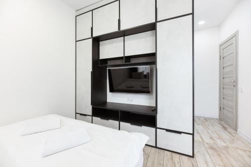 um quarto com uma televisão na parede em Nyvky Like Home - Нивки Парк - Студія 40-2 em Kiev