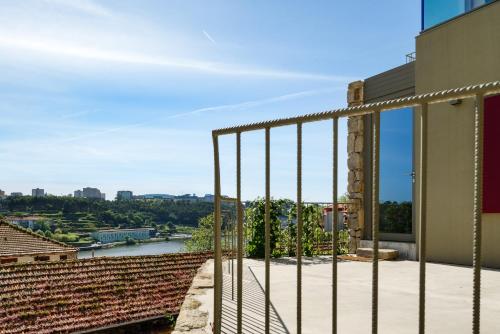 Un balcon sau o terasă la Plunge Pool River Views Apt A Adults Only