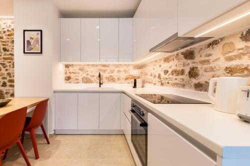 Psyrri Hideout - Chic 2BR Apartment by UPSTREET