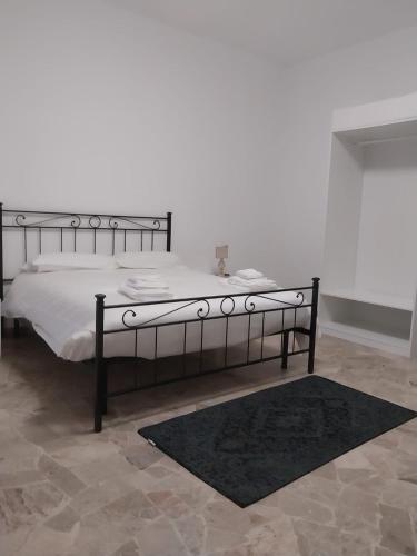 ein Bett mit schwarzem Rahmen in einem Zimmer in der Unterkunft VILLA SIMONA Malpensa Samarate in Samarate