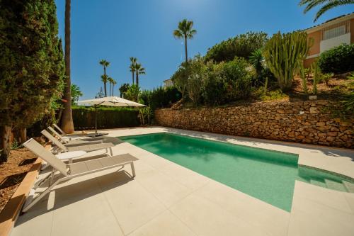 Villa in Elviria, a retreat among palm trees, with private heated pool and barbecue, Marbella