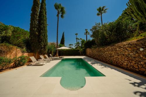 Villa in Elviria, a retreat among palm trees, with private heated pool and barbecue, Marbella