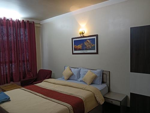 Una cama o camas en una habitación de Hotel Pristine