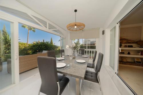 Villa in Elviria, a retreat among palm trees, with private heated pool and barbecue, Marbella
